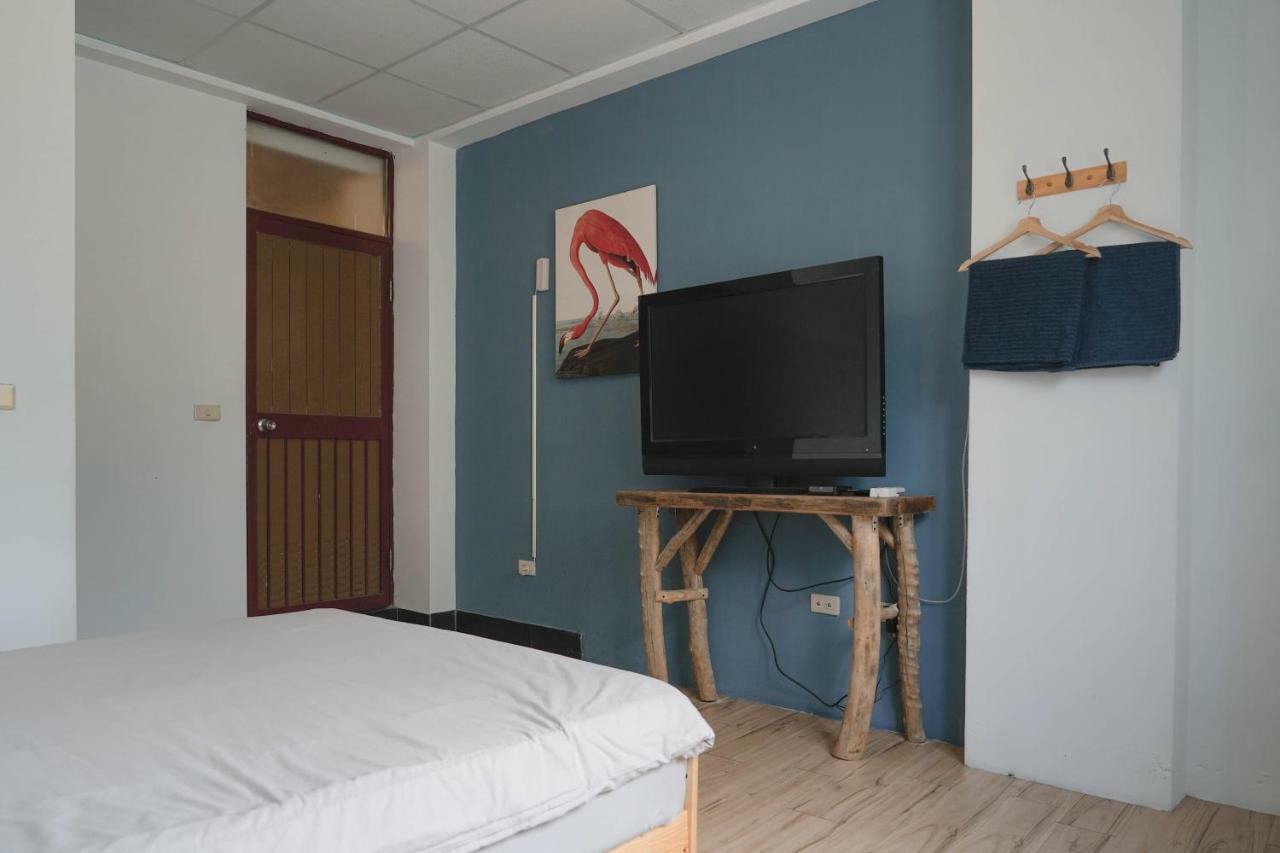 Dulan The Travel Bug Bistro Inn Donghe Bagian luar foto