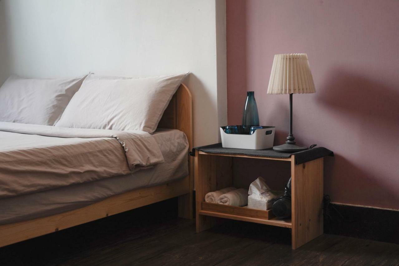 Dulan The Travel Bug Bistro Inn Donghe Bagian luar foto