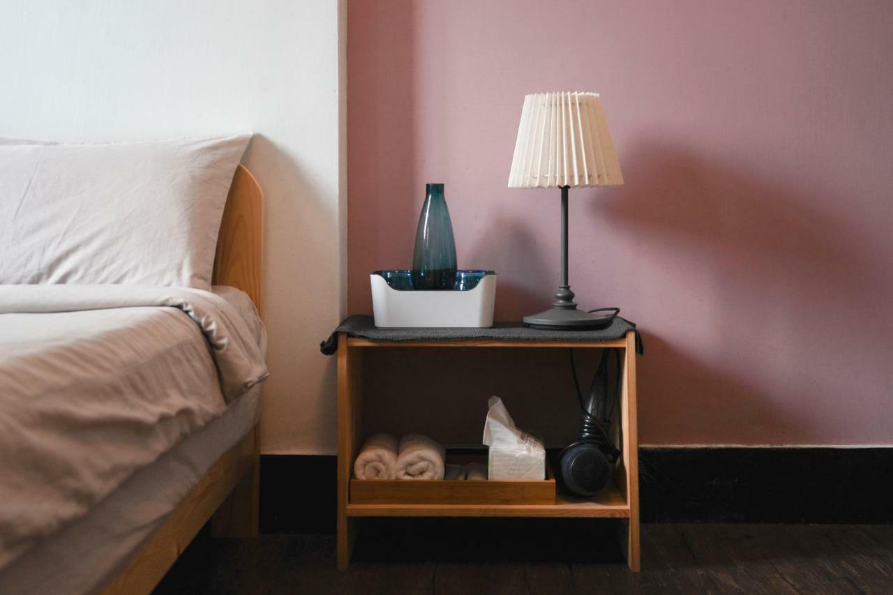 Dulan The Travel Bug Bistro Inn Donghe Bagian luar foto