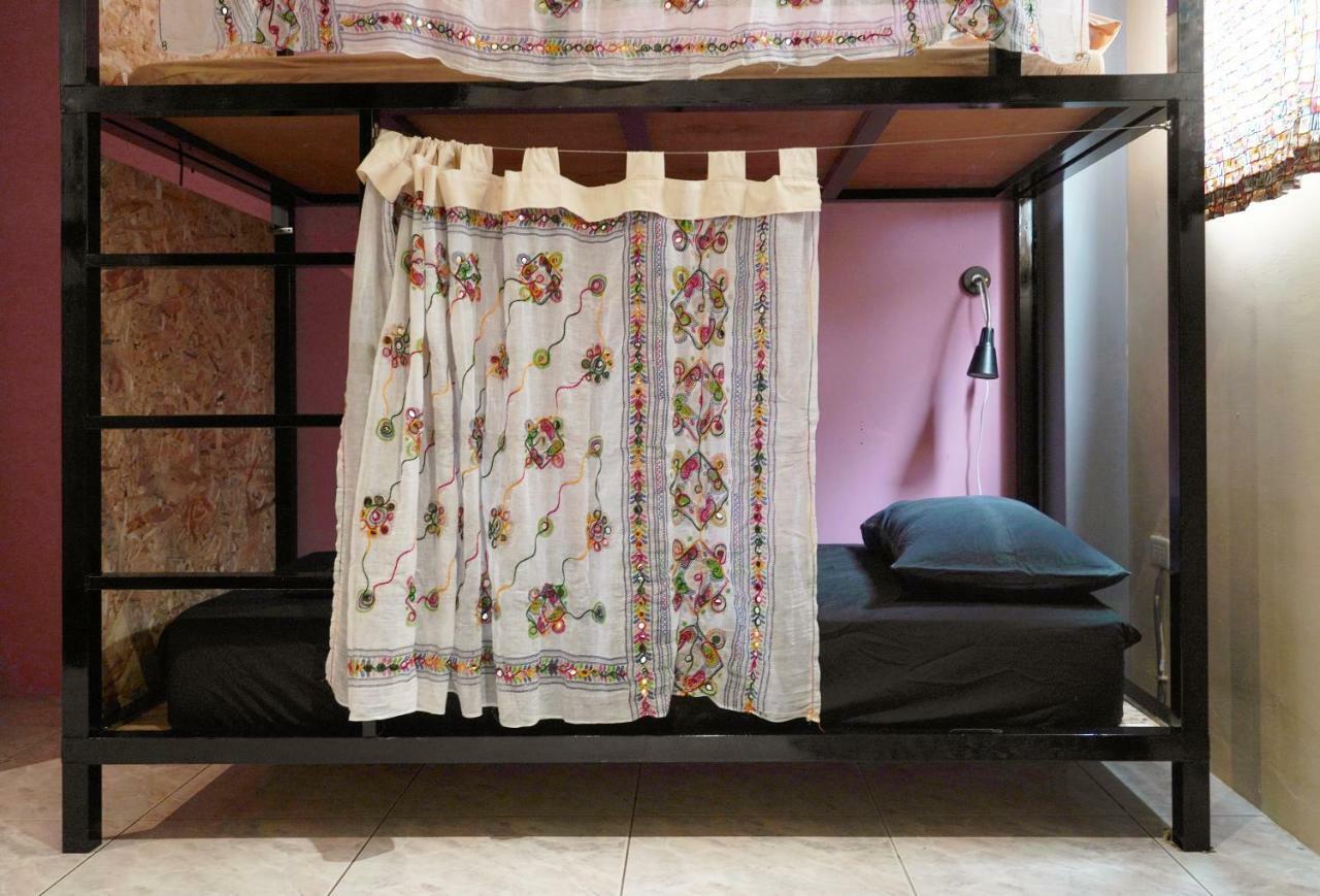 Dulan The Travel Bug Bistro Inn Donghe Bagian luar foto