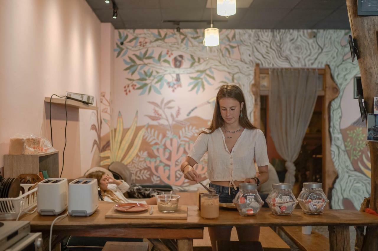 Dulan The Travel Bug Bistro Inn Donghe Bagian luar foto