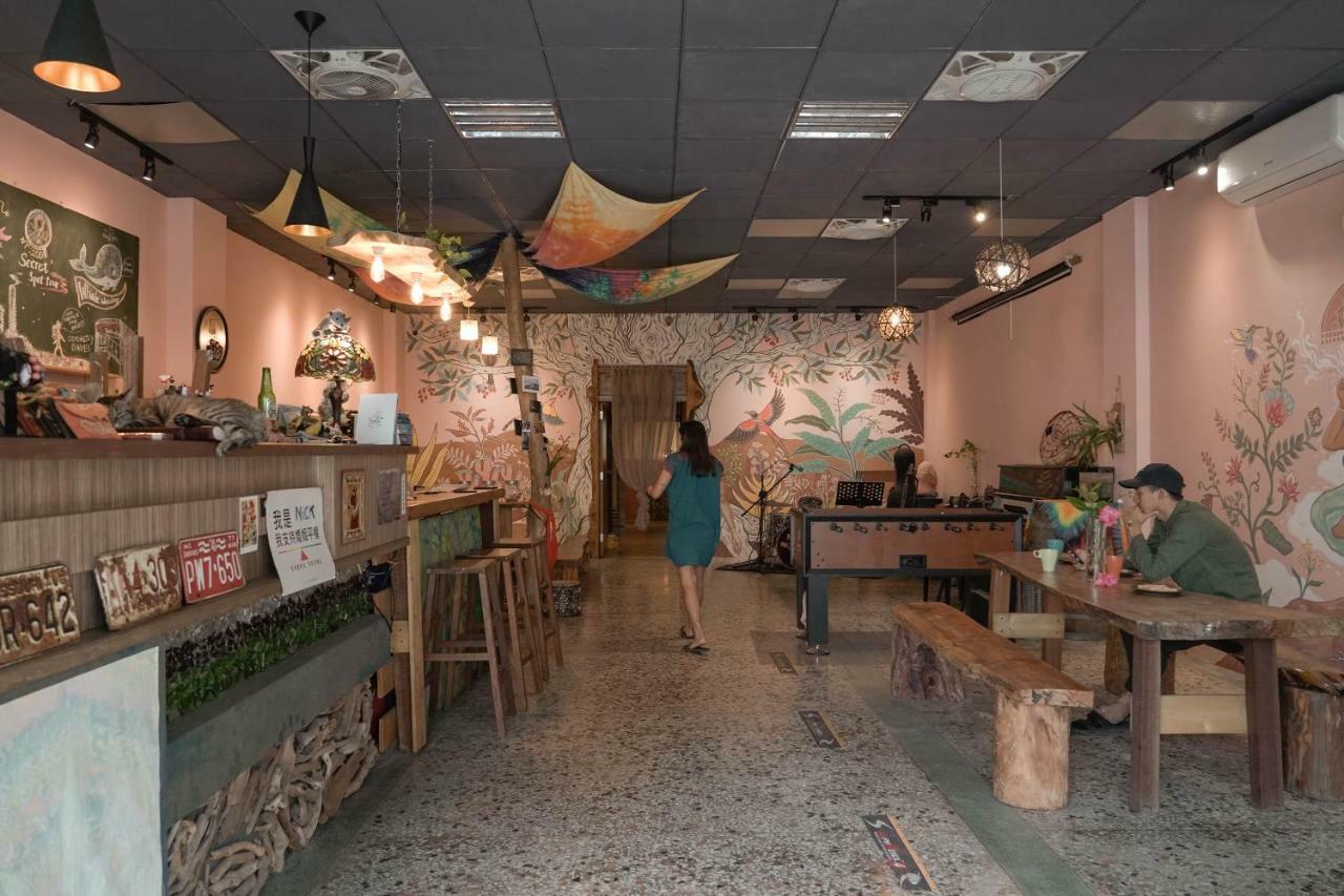 Dulan The Travel Bug Bistro Inn Donghe Bagian luar foto