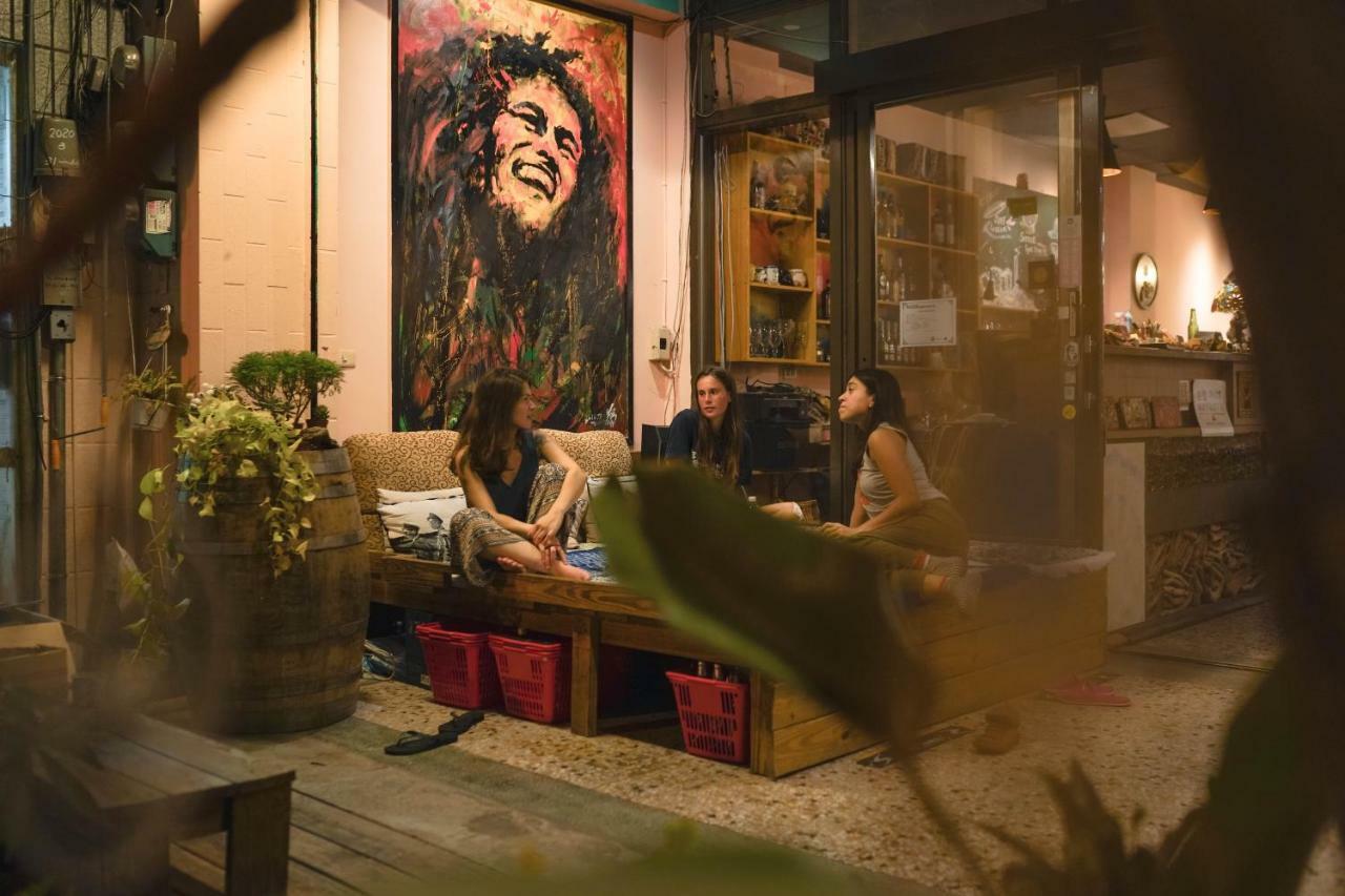 Dulan The Travel Bug Bistro Inn Donghe Bagian luar foto