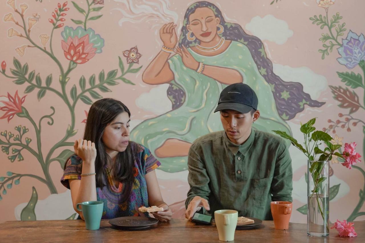 Dulan The Travel Bug Bistro Inn Donghe Bagian luar foto