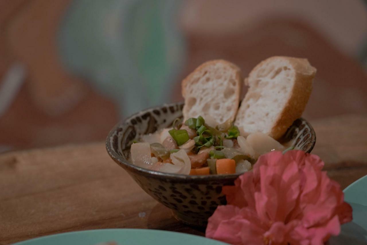 Dulan The Travel Bug Bistro Inn Donghe Bagian luar foto