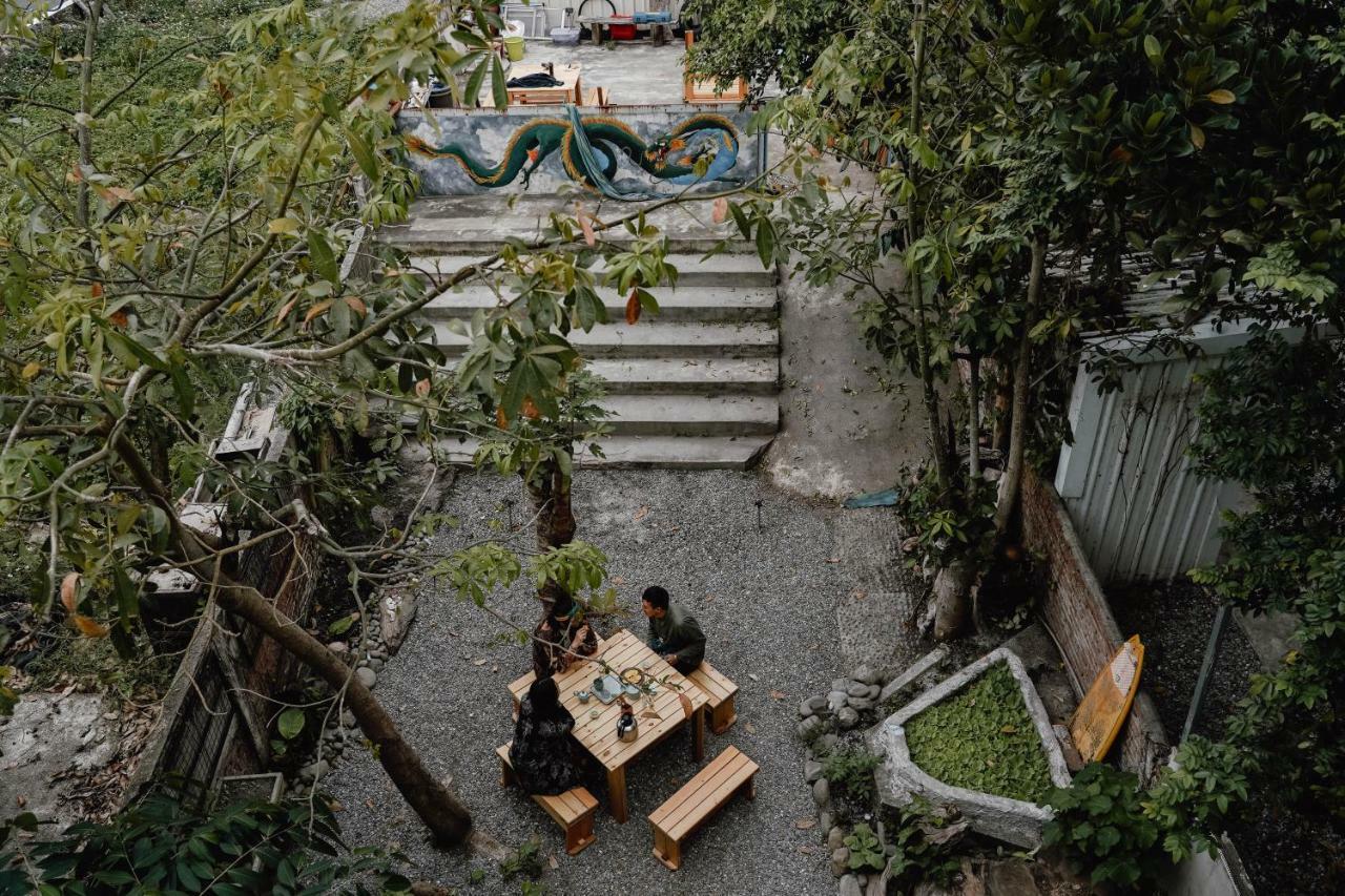 Dulan The Travel Bug Bistro Inn Donghe Bagian luar foto