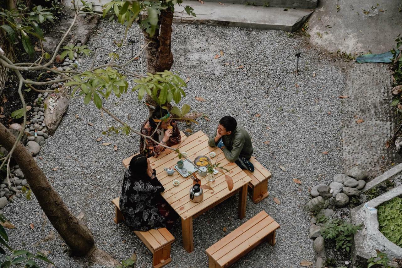 Dulan The Travel Bug Bistro Inn Donghe Bagian luar foto