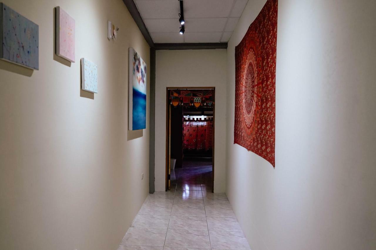 Dulan The Travel Bug Bistro Inn Donghe Bagian luar foto