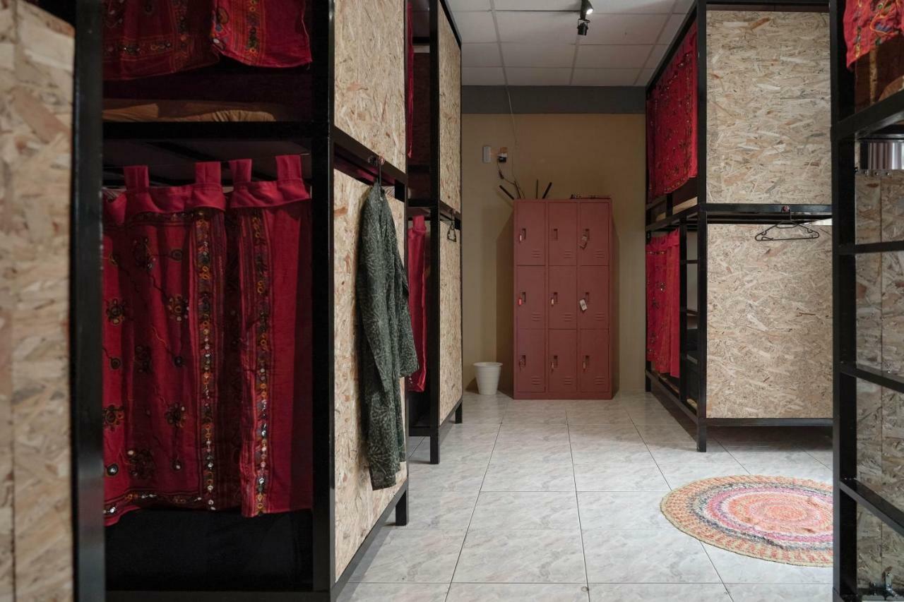 Dulan The Travel Bug Bistro Inn Donghe Bagian luar foto