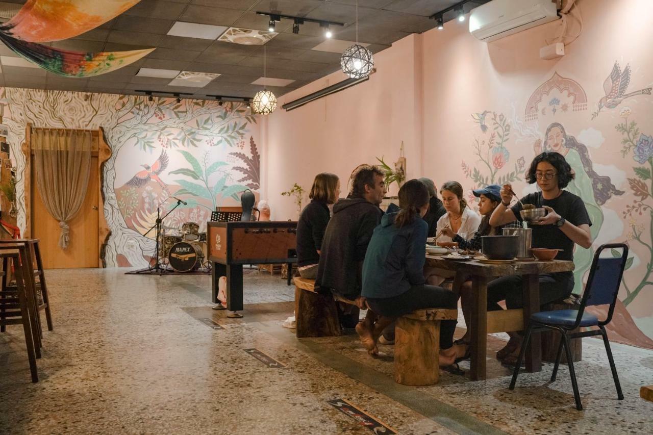 Dulan The Travel Bug Bistro Inn Donghe Bagian luar foto