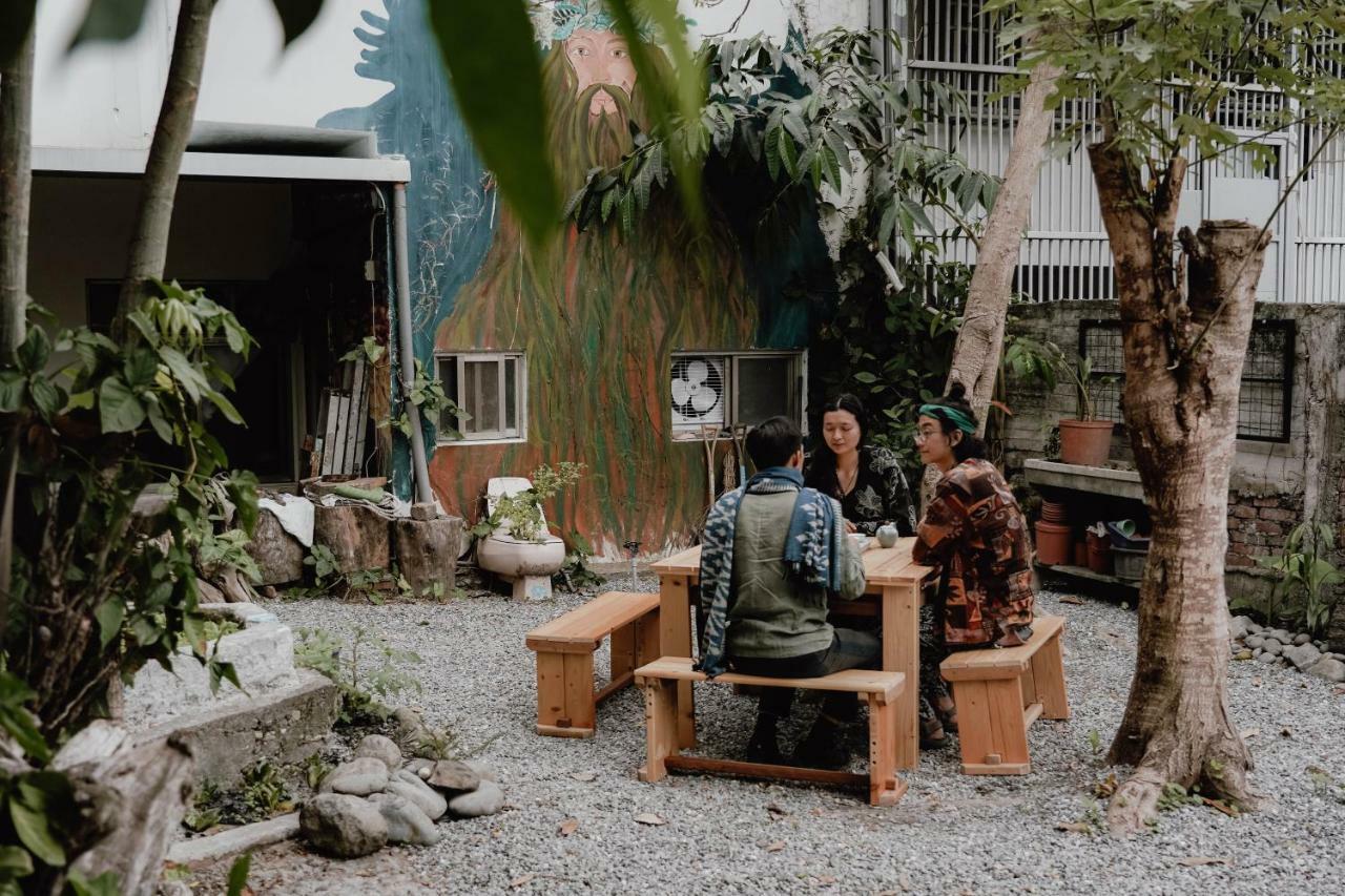 Dulan The Travel Bug Bistro Inn Donghe Bagian luar foto